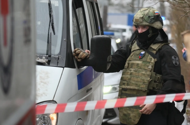 Напавший на учителя в Петербурге школьник частично признал вину