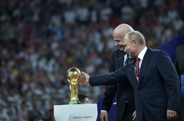 Песков: наши футболисты должны иметь возможность участвовать в международных турнирах