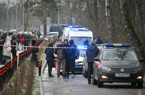 Школьник с оружием: с чем связывают участившиеся нападения подростков?