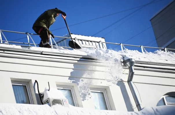 Глава ХМАО поручил усилить контроль за уборкой снега с крыш после гибели ребенка