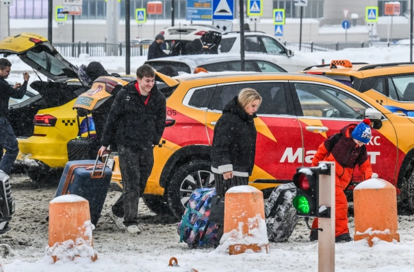 Таксистов у аэропортов и вокзалов будут штрафовать в ЯНАО за навязывание услуг