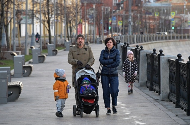 Томский губернатор разрешил прогулки мам с детьми во дворе