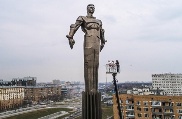 Памятник Юрию Гагарину в Москве помыли ко Дню космонавтики