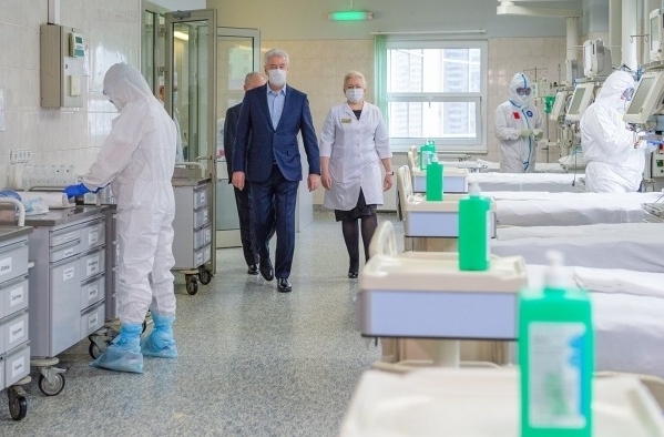 Собянин и Белозеров открыли третий коронавирусный центр на юго-востоке Москвы