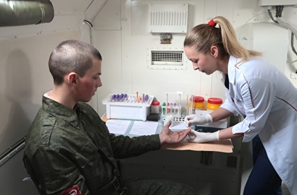 Почти у 900 российских военных нашли коронавирус