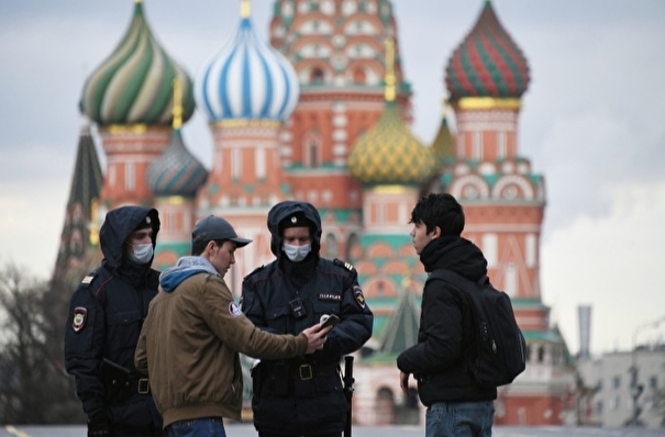 Полицейские будут проверять QR-коды у москвичей на улице