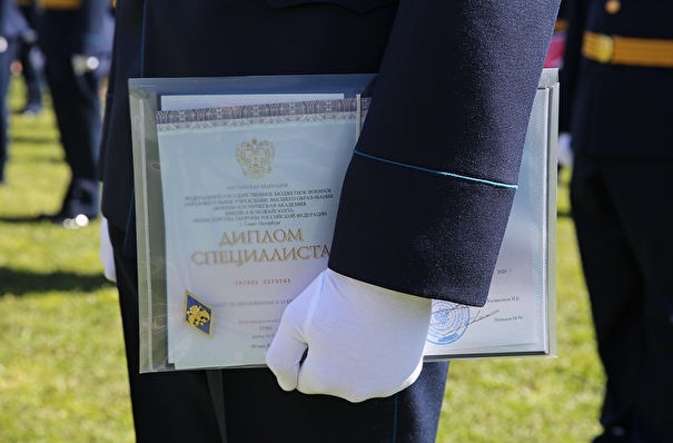Российское военное руководство вручило дипломы молодым офицерам