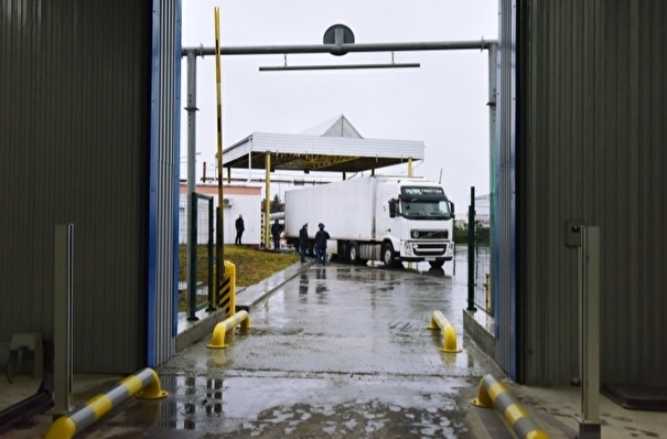 Скопившиеся на границе с КНР грузовики планируют пропустить до 1 июня