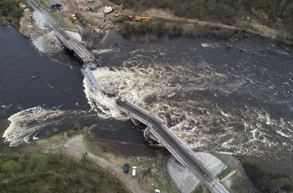 Вода в реке, которая разрушила мост в Заполярье, продолжает подниматься