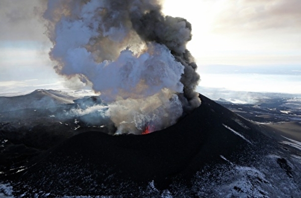 Вулкан Эбеко на Курилах выбросил пепел на высоту 2,5 км