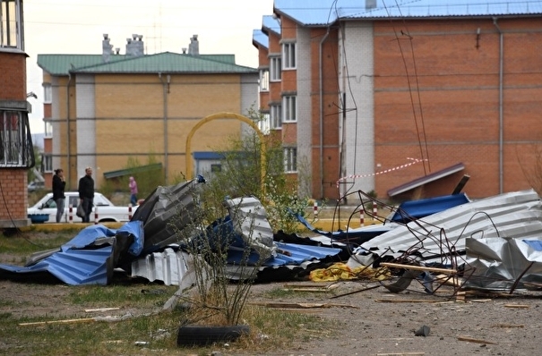Ураган разрушил балконы и кровли домов в Хакасии