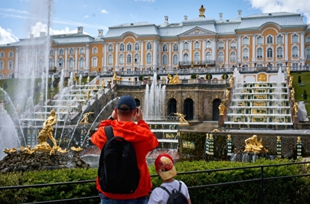 Более 30 тысяч человек посетили парки "Петергофа" в первые дни работы