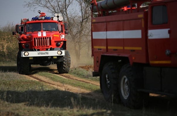 Десять частных домов оказались в огне близ горящего пшеничного поля в Волгоградской области