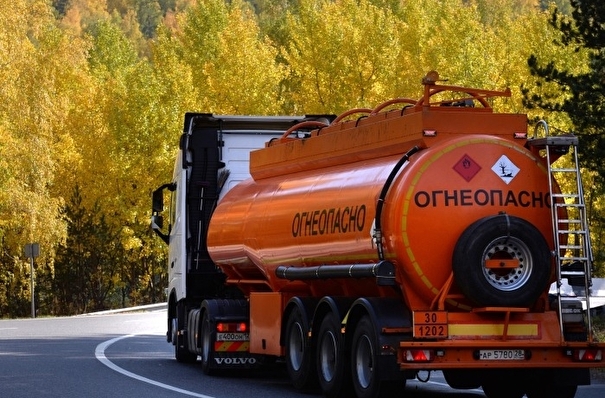 Бензовоз с 23 тоннами дизтоплива опрокинулся на трассе в Забайкалье