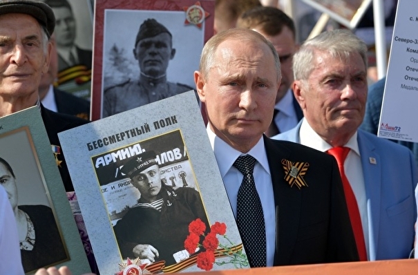 Песков: Путину сообщили о решении перенести "Бессмертный полк"