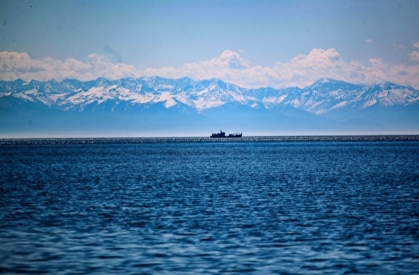 Экологи очистили Байкал от нефтепродуктов с накренившегося судна