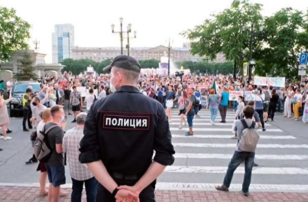 Песков: на протесты в Хабаровск прилетели псевдооппозиционеры и специальные дебоширы