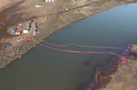 Разлив нефтеродуктов вновь зафиксирован на реке в Сургуте