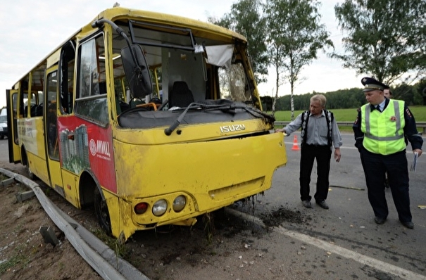 Междугородный автобус с 30 пассажирами съехал на Сахалине в кювет и перевернулся