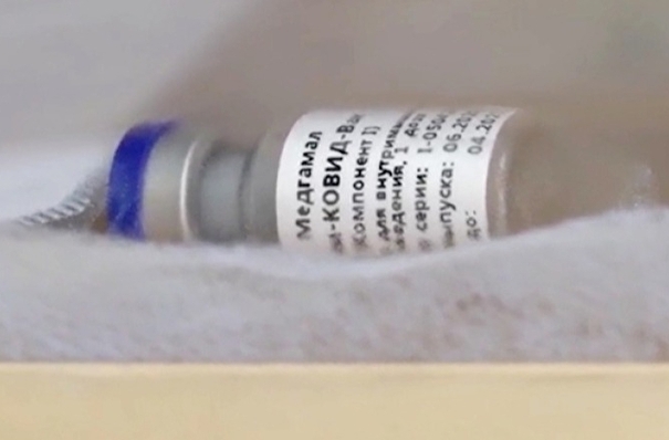 Мишустин: вакцина позволит снизить риски заболевания COVID-19 среди врачей