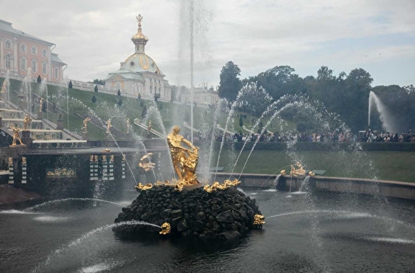 Большой каскад и фонтан "Самсон" запустили в Петергофе в честь 315-летия царской резиденции