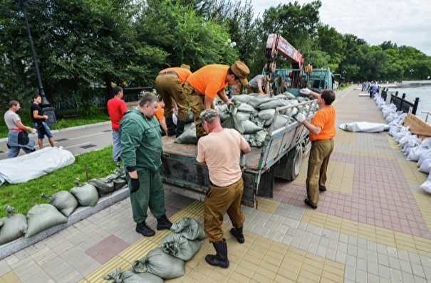Строительство дамб для защиты от паводка в Хабаровске идет круглосуточно