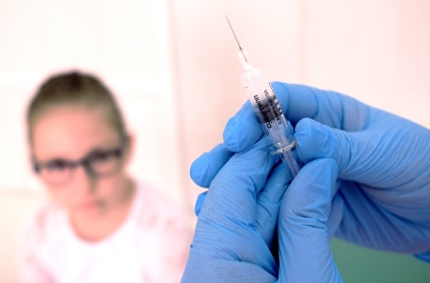 Первыми  от COVID-19 в Петербурге вакцинируют медиков