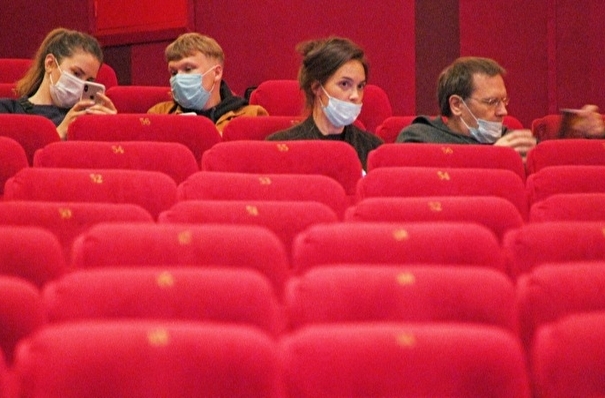 Московским кинотеатрам порекомендовали раз в 10 минут проверять маски на зрителях