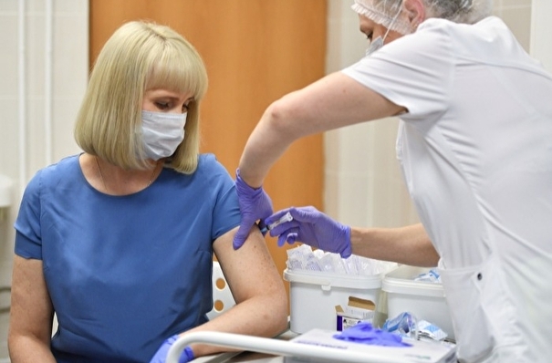 Вакцинироваться от COVID-19 намерена четверть петербургских медиков