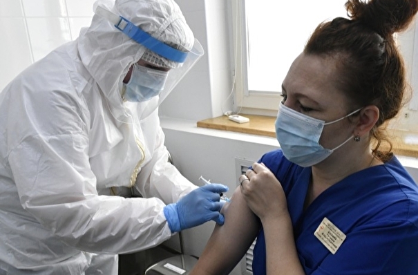 Началась вакцинация от COVID-19 врачей "красной зоны" в Приморье