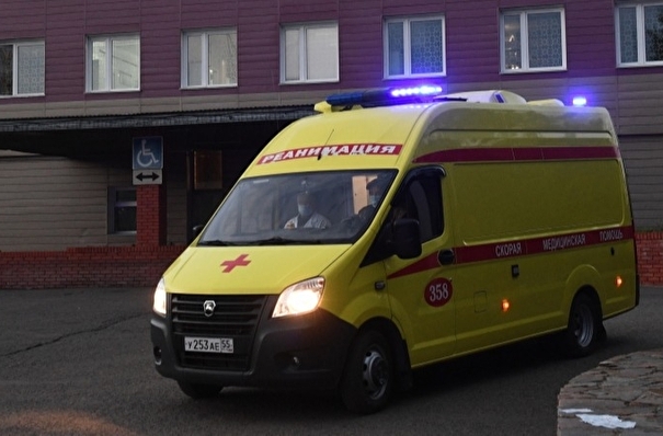 В Омске две машины скорой помощи привезли больных к зданию облминздрава