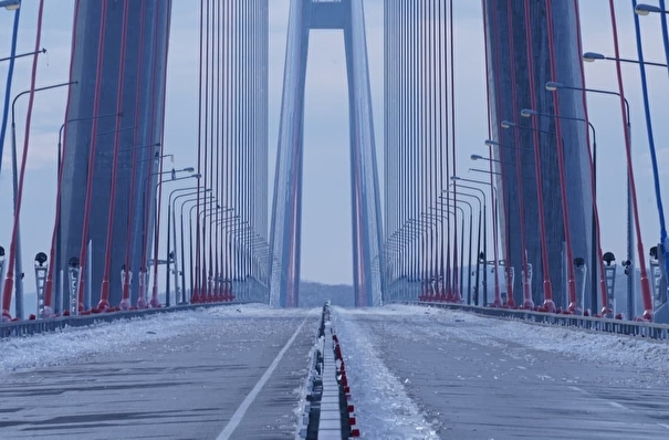 Владивосток первым в мире столкнулся с обледенением вантового моста после ледяного шторма