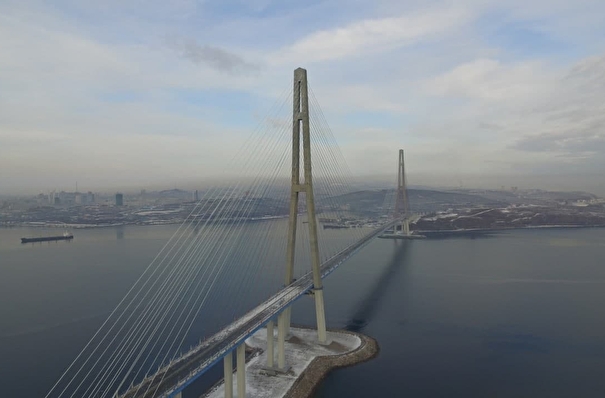 Большую часть моста на остров Русский очистили ото льда, дата его открытия пока неизвестна