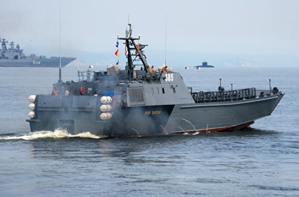 Военные катера перевезли на остров Русский более двух тысяч пассажиров за пять дней