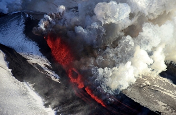 Новый лавовый поток спустился со склона извергающегося Ключевского вулкана