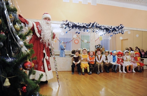 Томским детсадам и школам разрешили новогодние мероприятия, но с ограничениями