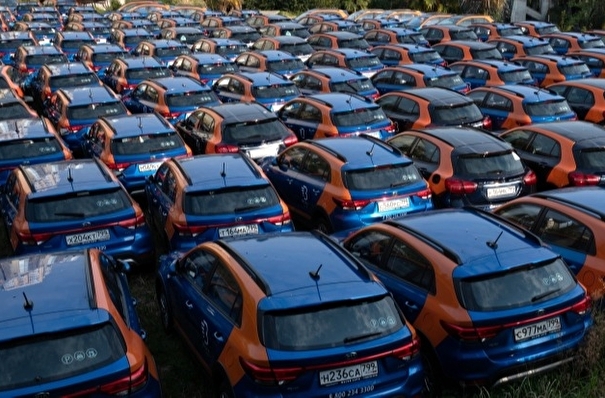 Собянин поддержал программу закупки новых машин такси и каршеринга