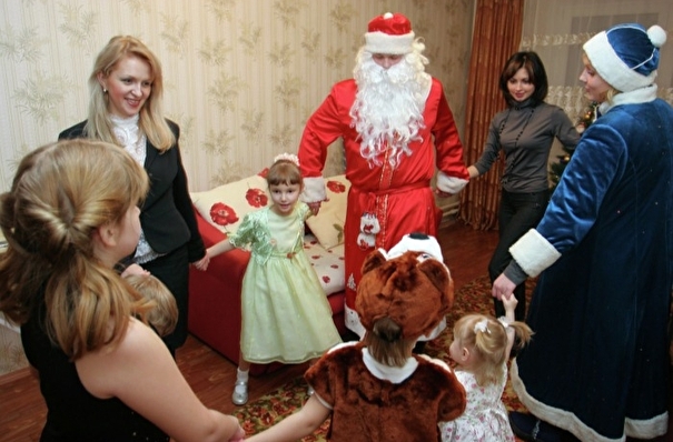 Жителям Томской области рекомендуют не приглашать домой Деда Мороза и Снегурочку