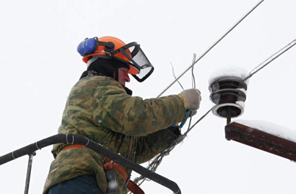 Аварии на электросетях устраняют под Иркутском, где стоят 30-градусные морозы