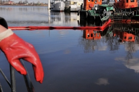 Разлив нефтесодержащих отходов с иностранного судна ликвидируют в приморском порту Находка