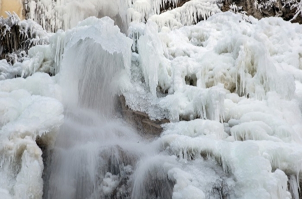 На Вилючинском водопаде на Камчатке обрушился лед, под завалом находятся люди