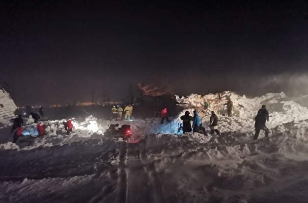 Извлеченный из-под снежных завалов в Красноярском крае подросток находится в стабильно тяжелом состоянии