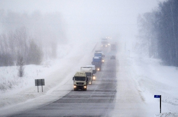 Движение большегрузов остановлено из-за снегопада на трассе М-5 в Челябинской области