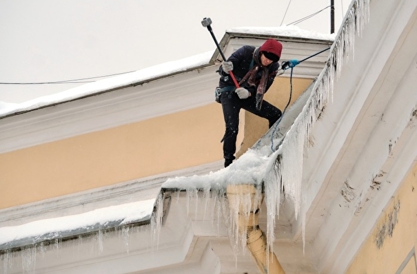 Дороги и крыши Петербурга усиленно чистят от снега