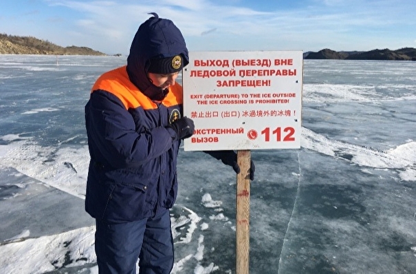 Автомобиль с иностранными туристами провалился под лед Байкала
