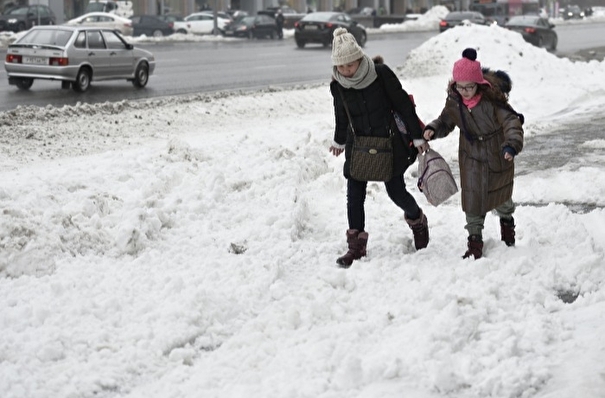 Власти Владивостока из-за метели рекомендуют не вести детей в школу