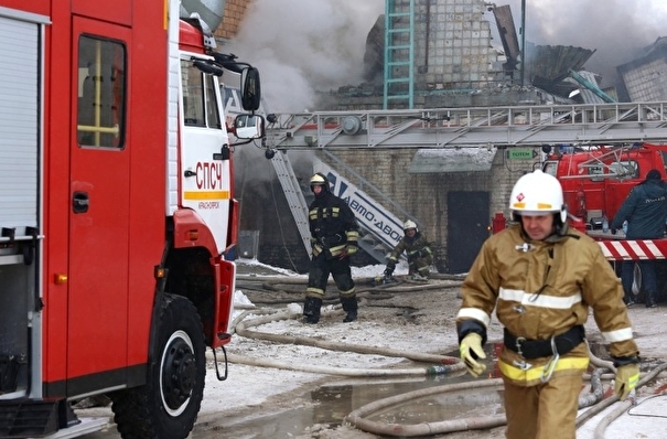 Обнаружены тела троих пожарных, погибших на сгоревшем складе в Красноярске