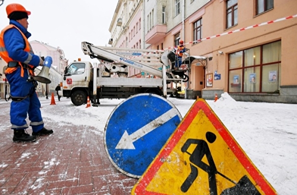 Почти полтора десятка автомобилей и два газопровода пострадали от схода снега с крыш в Барнауле