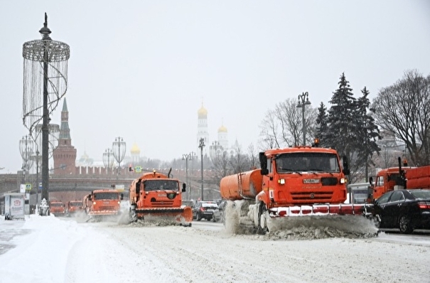 Москва в снежном плену, сугробы перевалили за полметра