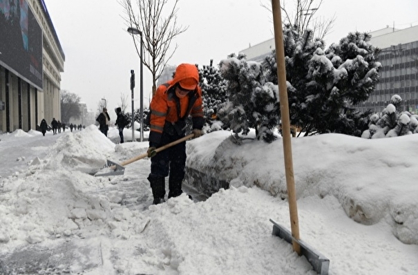 Число рабочих и дворников, убирающих снег в Москве, увеличено до 80 тыс. человек